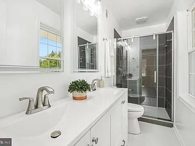 1399 Kimblewick Road bathroom